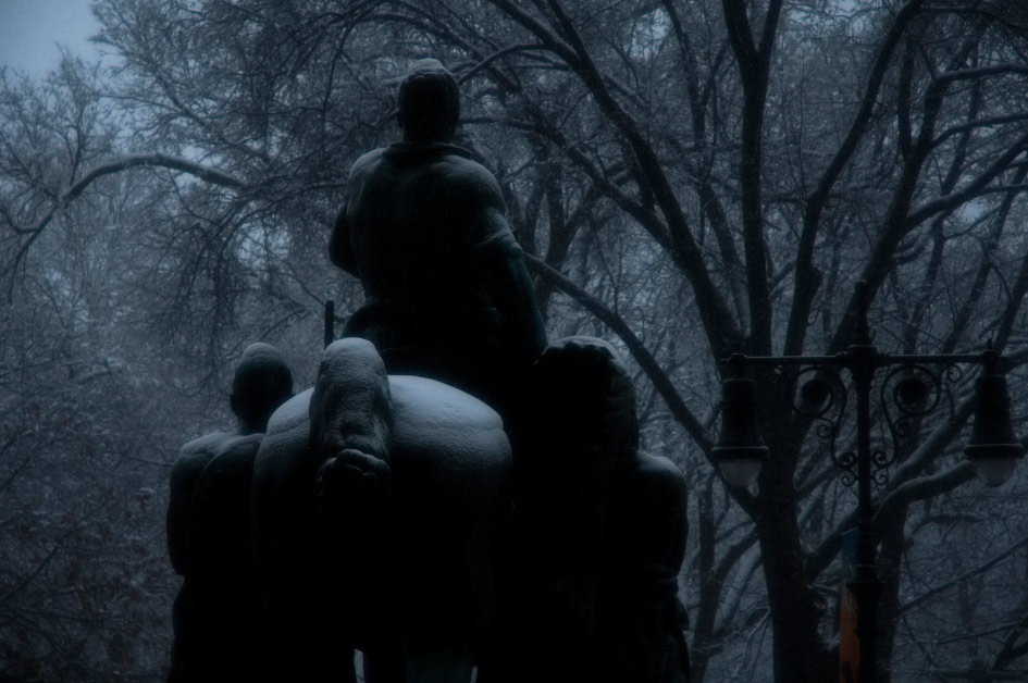 snowynaturalhistorystat-1 Snowy Stone Statue New York Danny Roberts