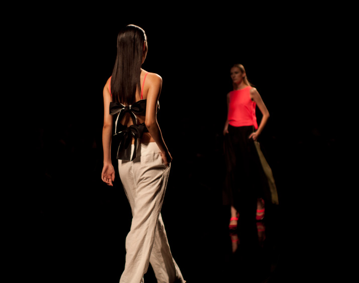 Araisara Tokyo fashion week two models walking Araisara Spring 2012 tokyo fashion week