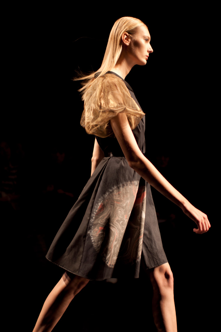 araisara tokyo fashion week Profile picture of a model walking Araisara Spring 2012 tokyo fashion week